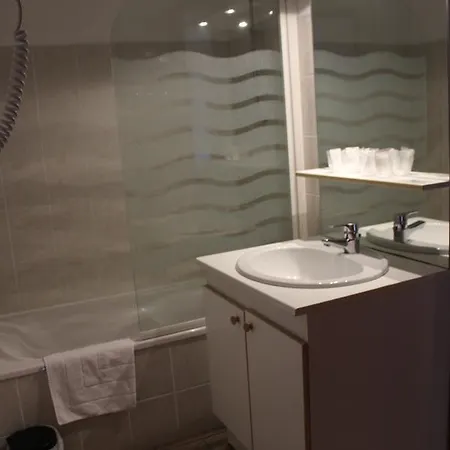 Du Du Roc Demi Comprise Hotel